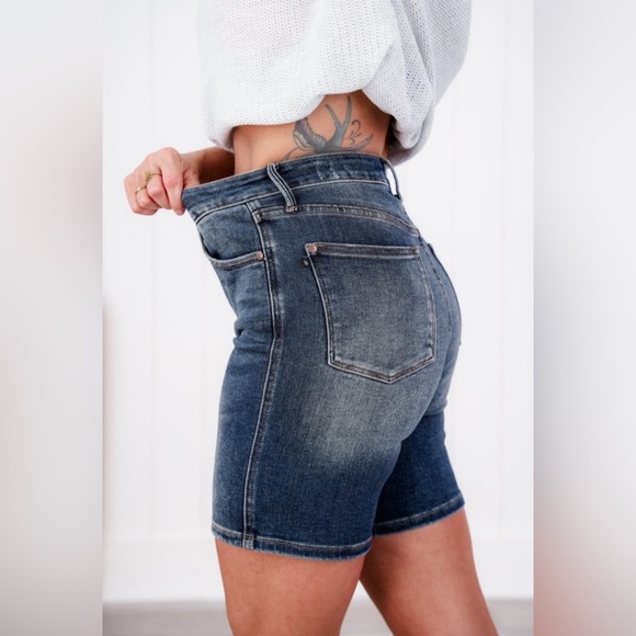New Judy Blue Under Control Dark Wash
Tummy Control Vintage Cuffed Shorts - Picture 5 of 14